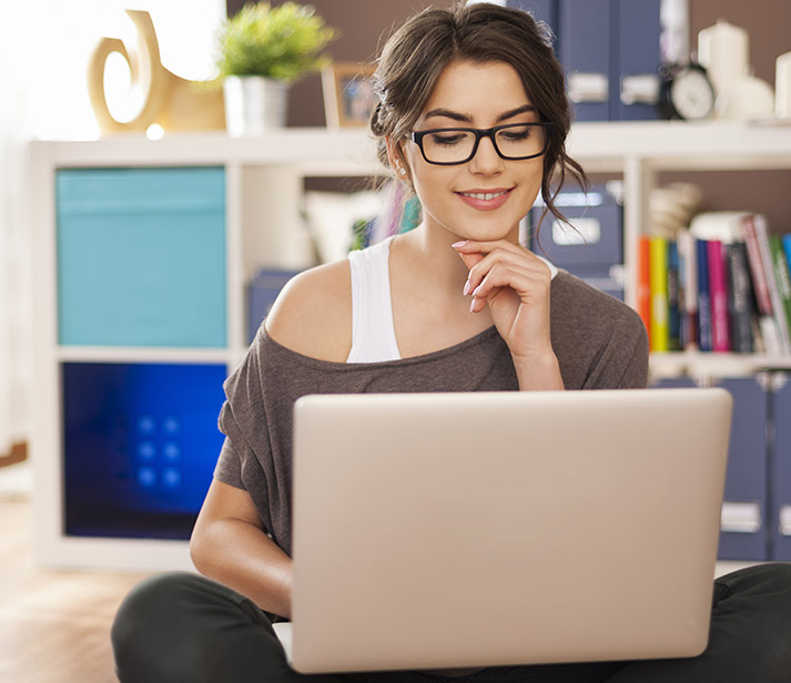 Femme devant un ordinateur avec des lunettes de protection contre la lumière bleue cristal prevencia